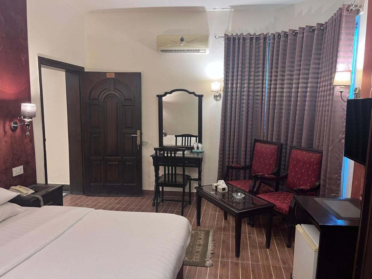 Shelton Hotel Равалпинди Экстерьер фото