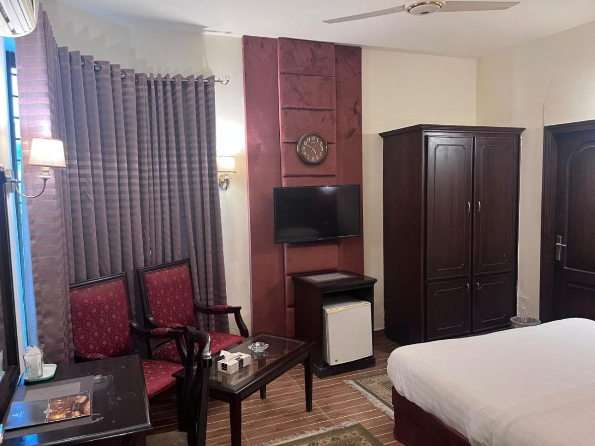Shelton Hotel Равалпинди Экстерьер фото