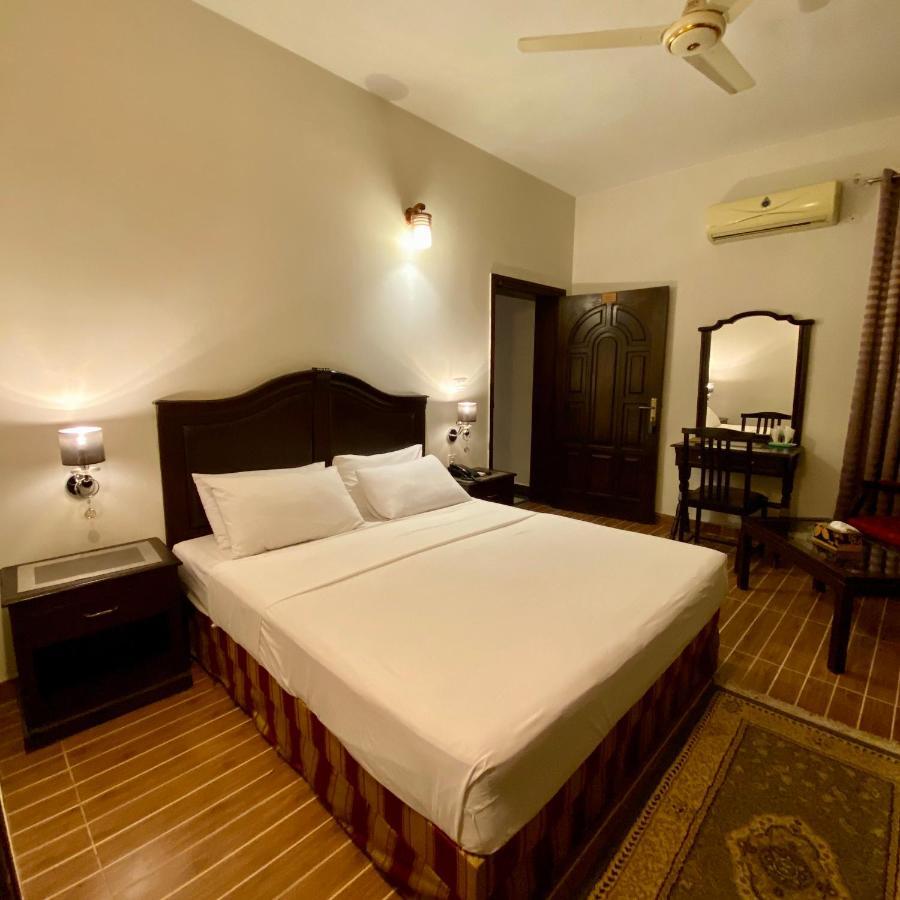 Shelton Hotel Равалпинди Экстерьер фото